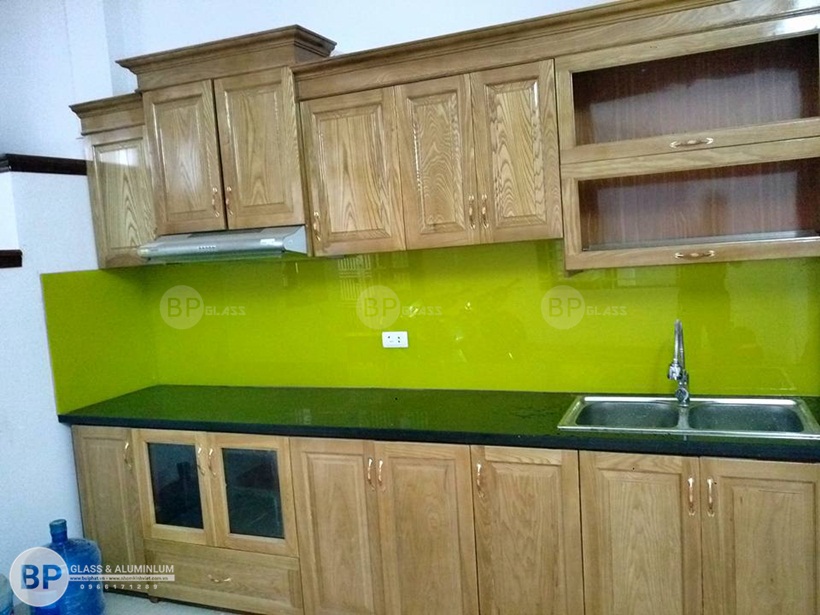 kính màu ốp bếp anh Tố Tô Vĩnh Diện